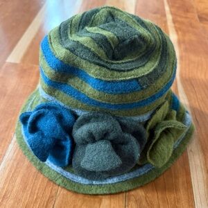 Lorenzo 85% wool Made in Italy women’s hat with flowers and great colors